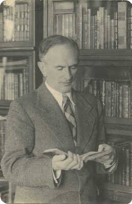 Фотография «В.Г. Лидин за чтением» / Фот. Д.С. Шварцман. Москва, 1947.